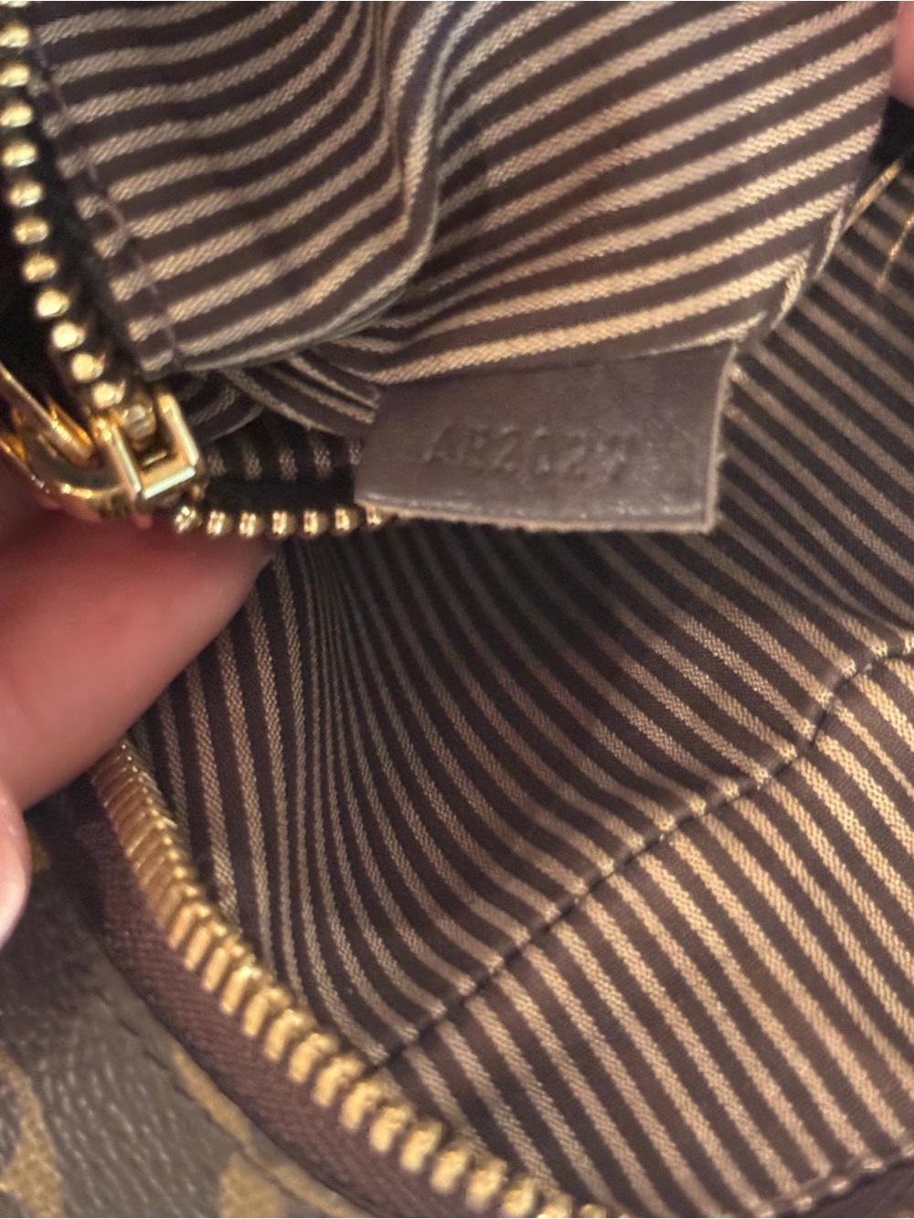 Louis Vuitton Bequia Porte Document Vertical bag - Picture 11 of 16